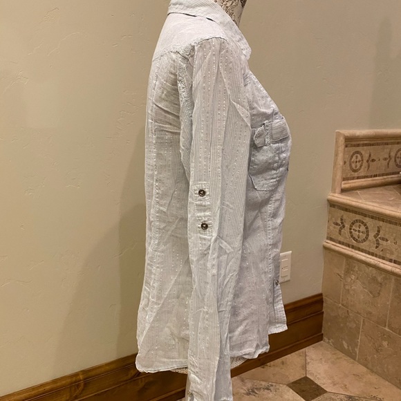 📌2/$20📌 Blue Pin-Striped Button Up Fitted Blouse - Picture 6 of 8